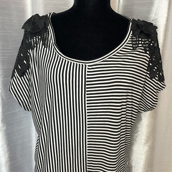 Christopher & Banks Women’s XL Black White Stripe Embroidered Short Sleeve Top - Picture 1 of 10